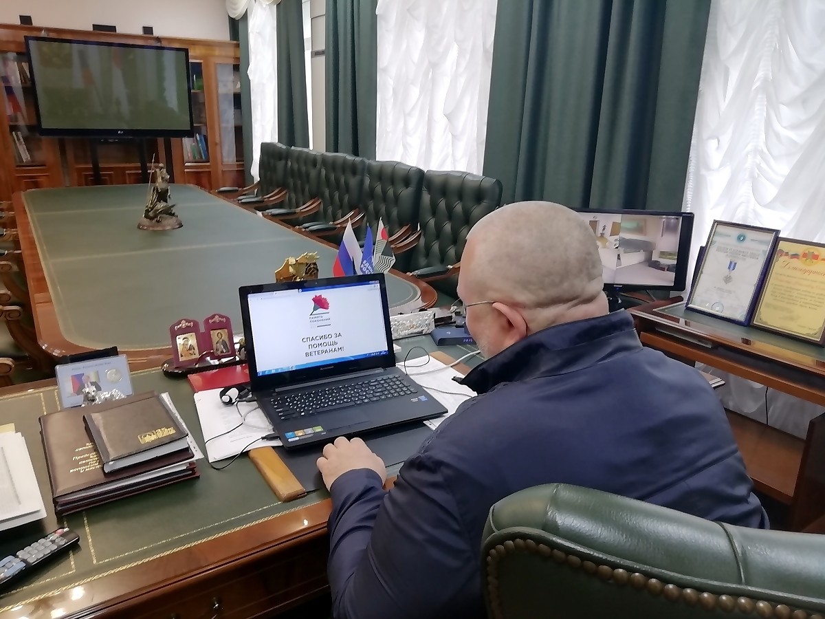 Владимир Семенов, красная гвоздика, компьютер