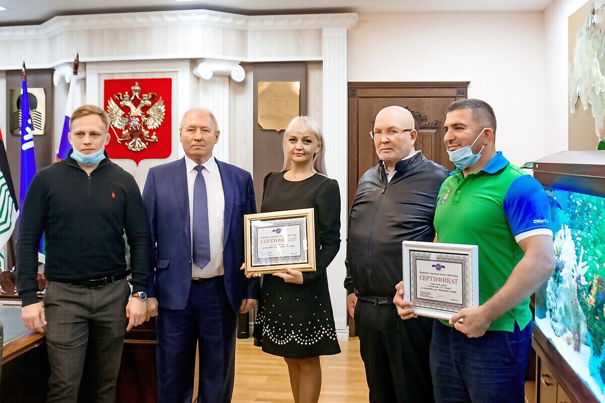 Нина Чурсанова, Вахтанг Плиев, Владимир Семенов, борьба, сертификат, вручение