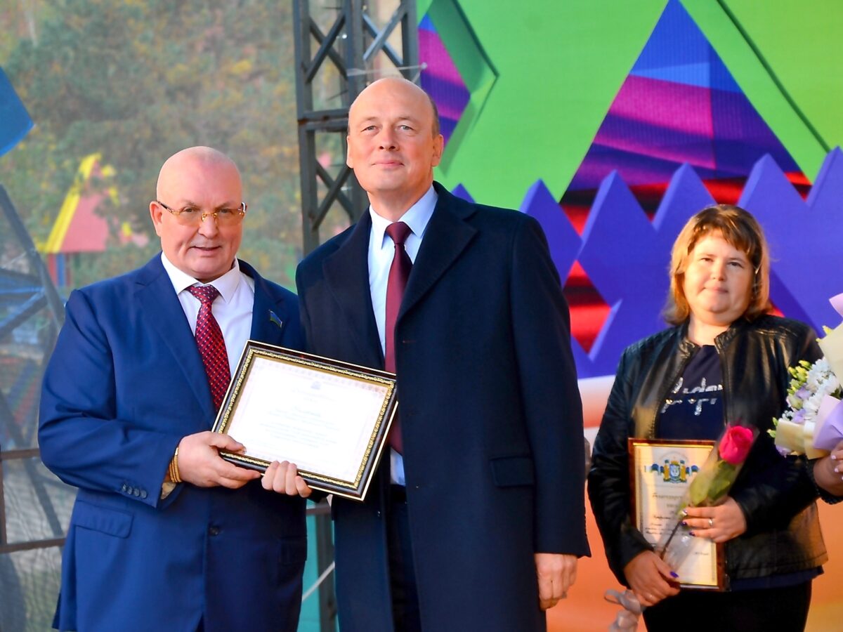 День рождения посёлка Пойковский, Владимир Семенов, награждени, сцена