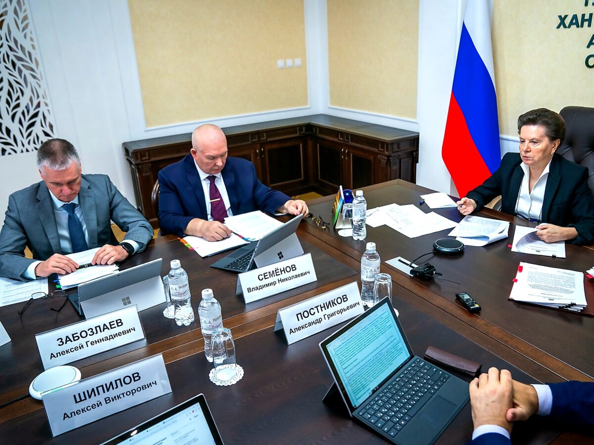 Алексей Забазлаев, Владимир Семенов, Наталья Комарова, правительство