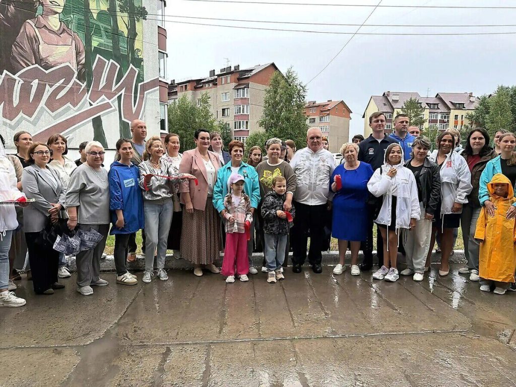 арт-маршрут, Пойковский, мурал, Владимир Семенов, Николай Заболотнев, Алла Бочко